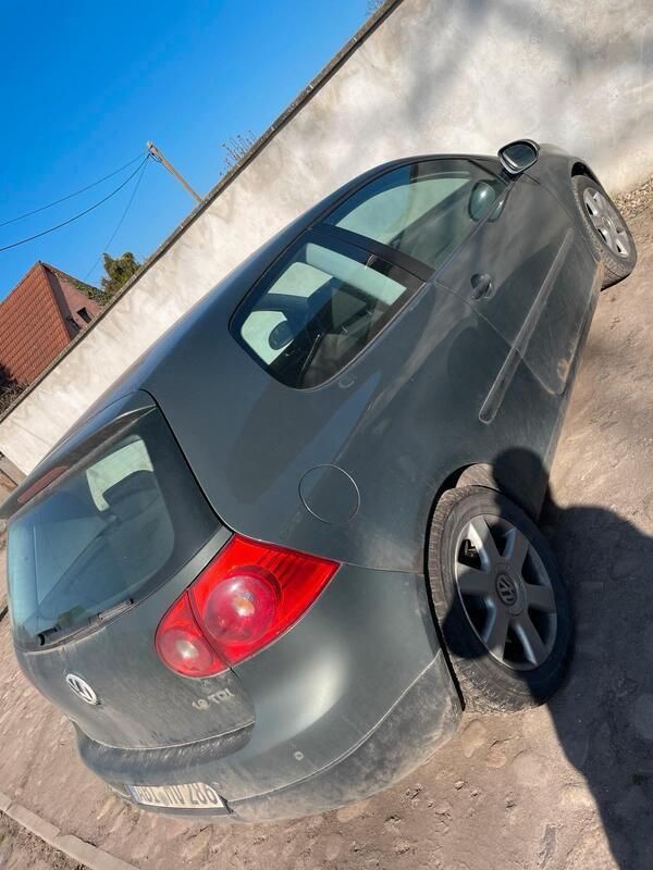 Grau Gebraucht 2004 VW Golf V Limousine | 900 € (Guter Preis) - Bild 1/4