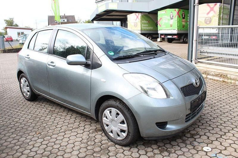 Grau Gebraucht 2008 Toyota Yaris Cool Limousine | 2.999 € (Guter Preis) - Bild 1/4