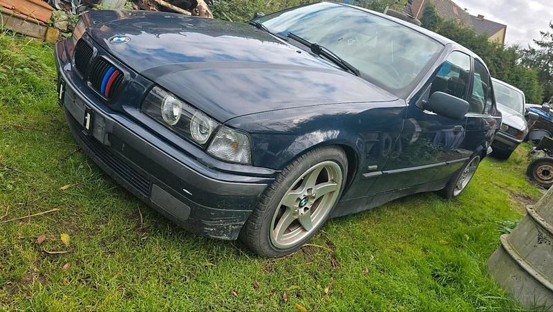Blau Gebraucht 1997 BMW 316 Sport Line Limousine | 2.125 € - Bild 1/4
