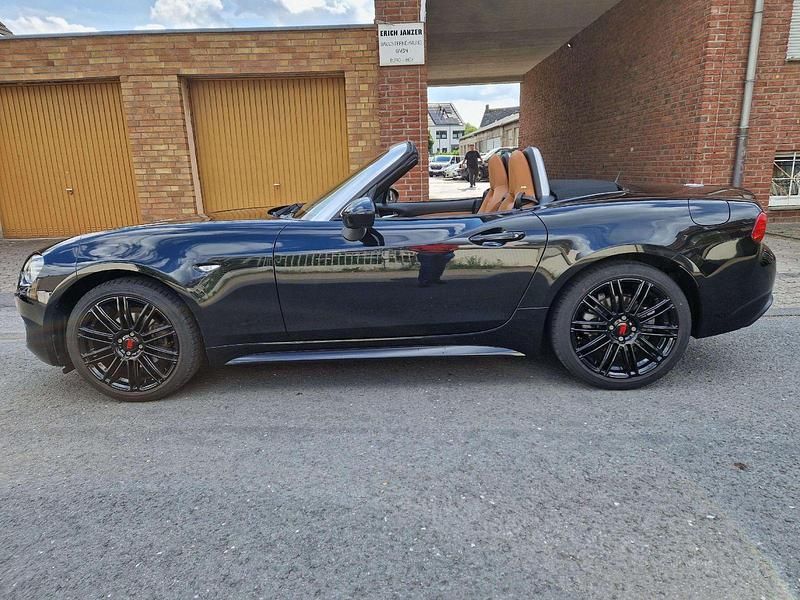 Schwarz Gebraucht 2017 Fiat 124 Spider Lusso Cabrio | 15.989 € (Fairer Preis) - Bild 1/4