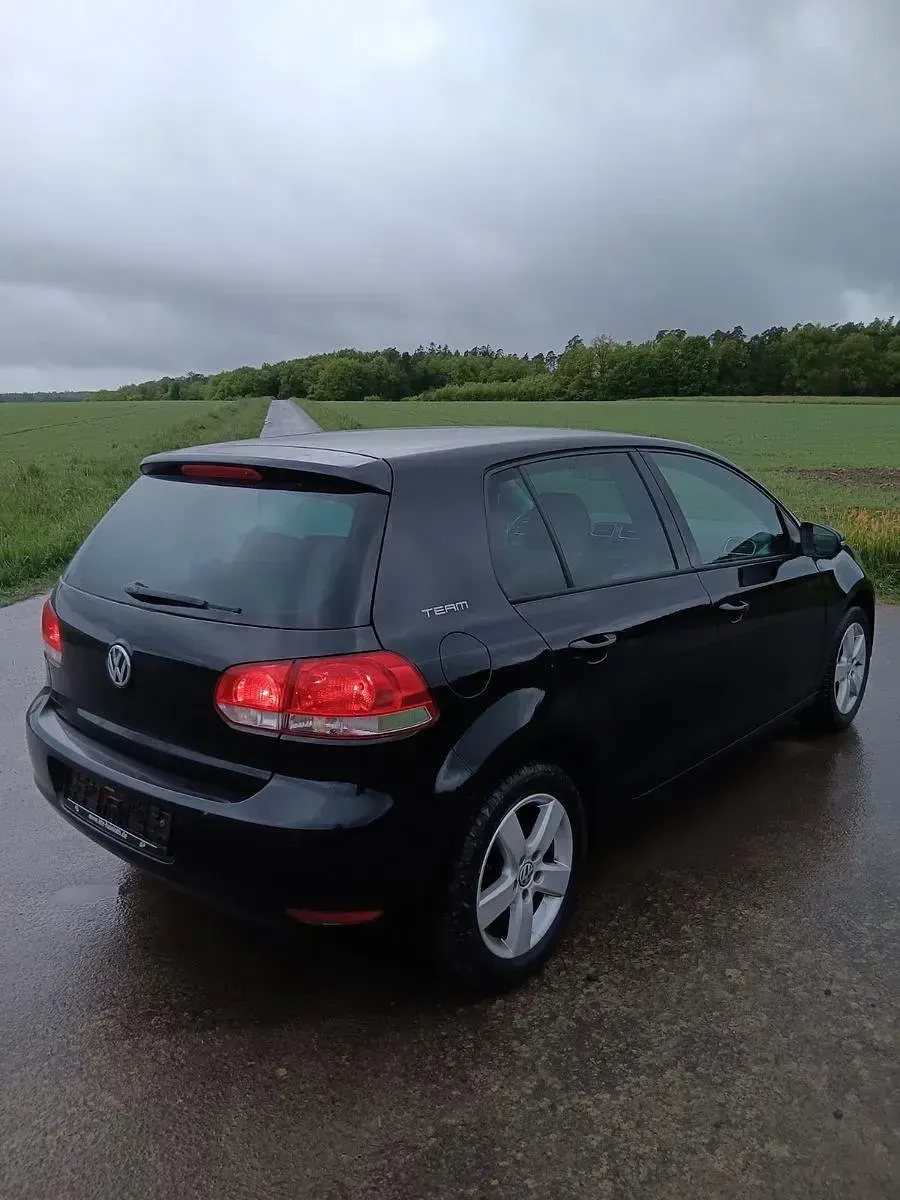 Gebraucht VW Golf VI Team 105 PS (77 kW) 2011 Schwarz Kleinwagen