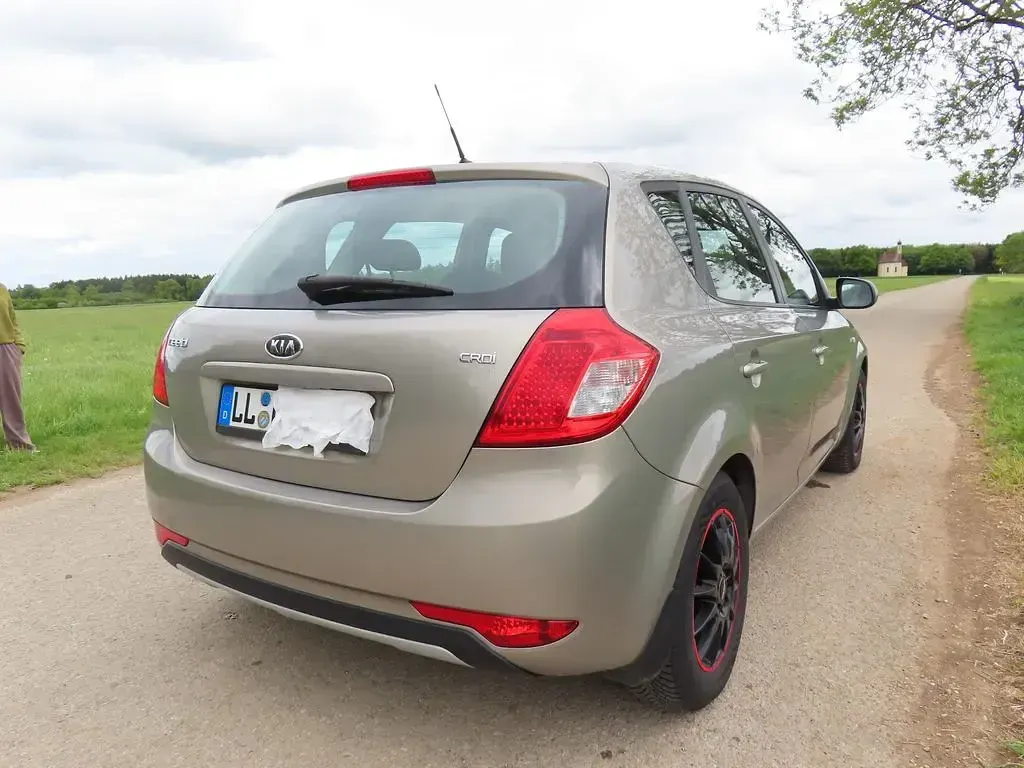 Używany Kia Ceed 116 KM (85 kW) 2013 Beżowy Hatchback