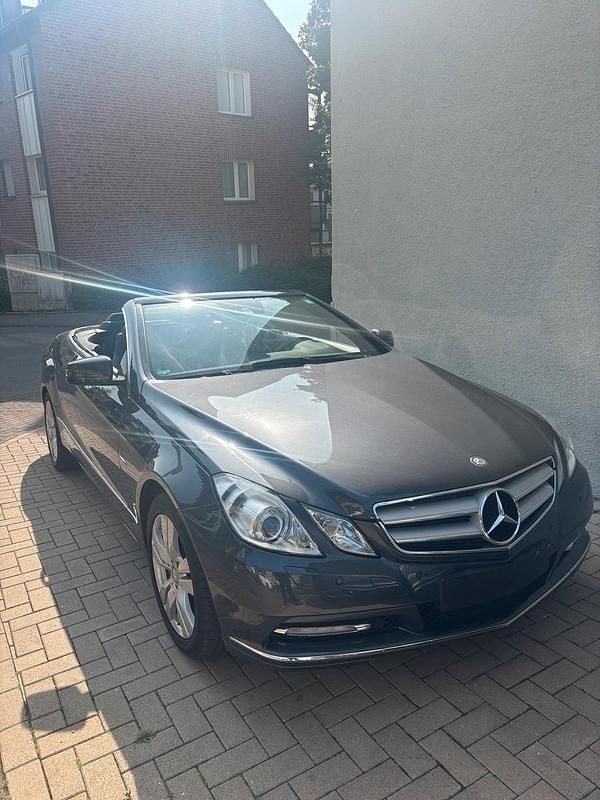 Grau Gebraucht 2011 Mercedes E250 Cabrio | 15.950 € (Fairer Preis) - Bild 1/4