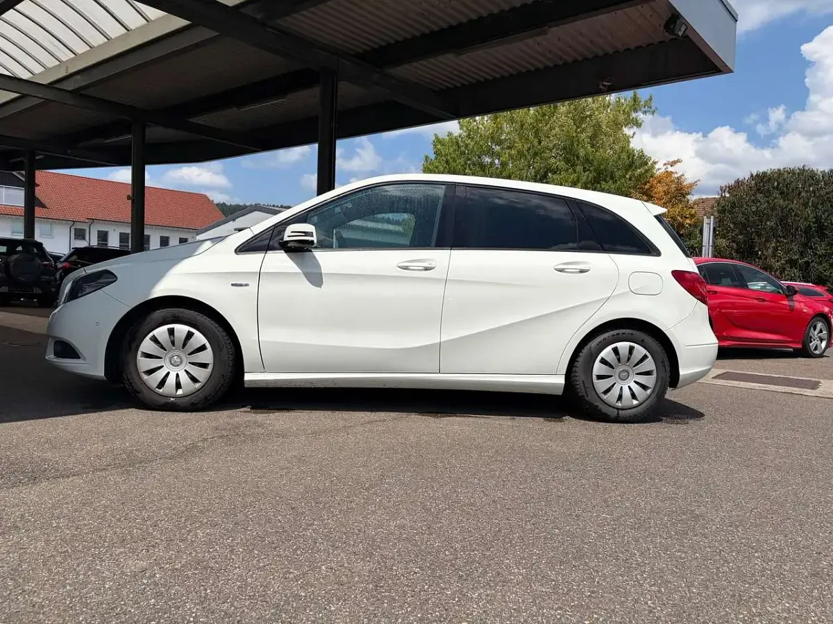 Gebraucht Mercedes B180 122 PS (89 kW) 2012 Calcitweiss  unilack Kleinwagen