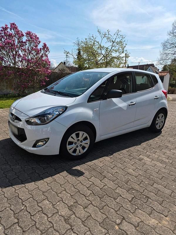 Gebraucht Hyundai ix20 90 PS (66 kW) 2011 Weiß Kleinwagen