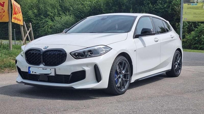 Weiß Gebraucht 2023 BMW M135 Kleinwagen | 39.900 € (Fairer Preis) - Bild 1/4