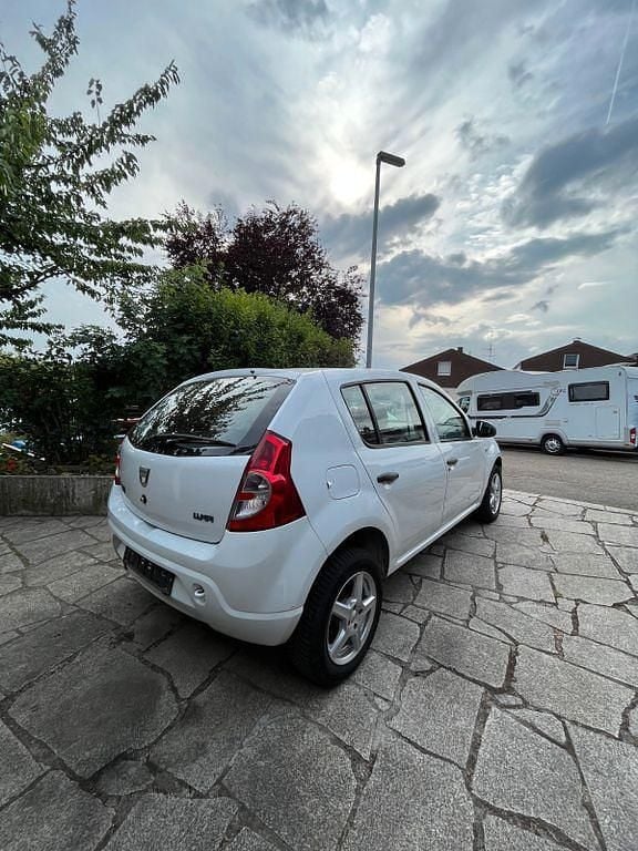 Weiß Gebraucht 2009 Dacia Sandero Kleinwagen | 1.990 € (Fairer Preis) - Bild 1/4