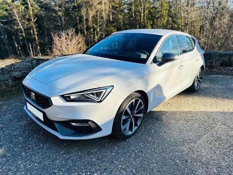 Weiß Gebraucht 2021 Seat Leon FR Limousine | 22.950 € (Fairer Preis) - Bild 1/4