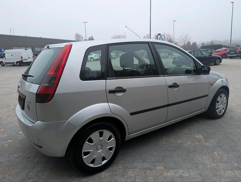 Gebraucht Ford Fiesta 60 PS (44 kW) 2005 Silber Kleinwagen