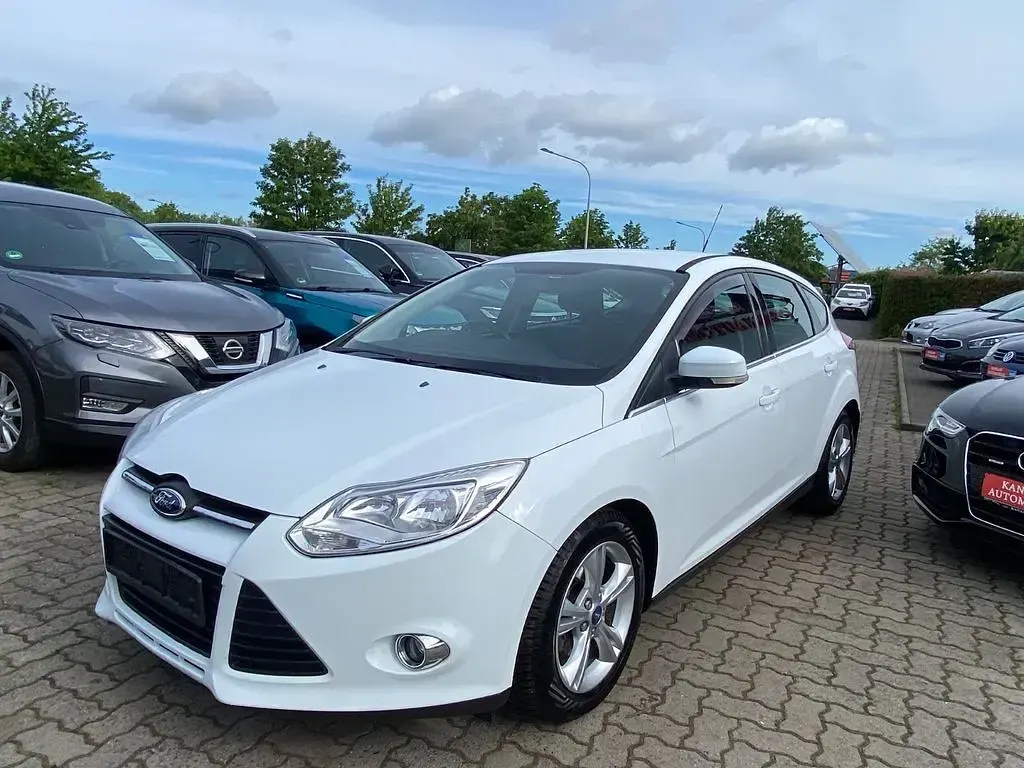 Gebraucht Ford Focus Champions Edition 101 PS (74 kW) 2012 Weiß Limousine