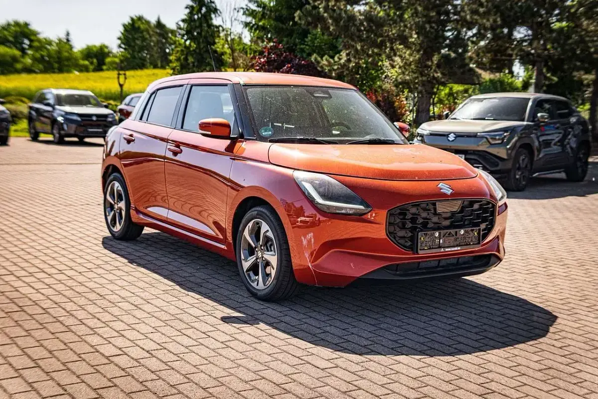 Gebraucht Suzuki Swift Comfort+ 83 PS (61 kW) 2024 Flame orange pearl metallic Kleinwagen