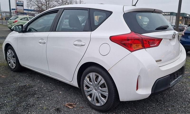 Gebraucht Toyota Auris Cool 90 PS (66 kW) 2013 Weiß Limousine