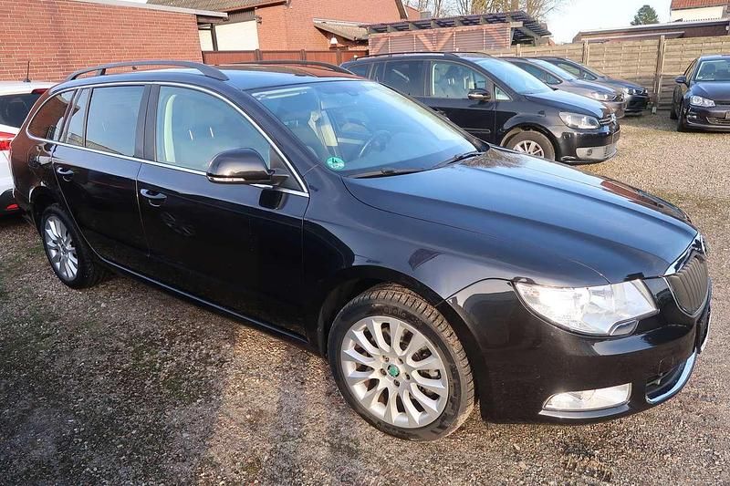 Gebraucht Skoda Superb Exclusive 140 PS (102 kW) 2013 Schwarzmagic perleffekt Kombi