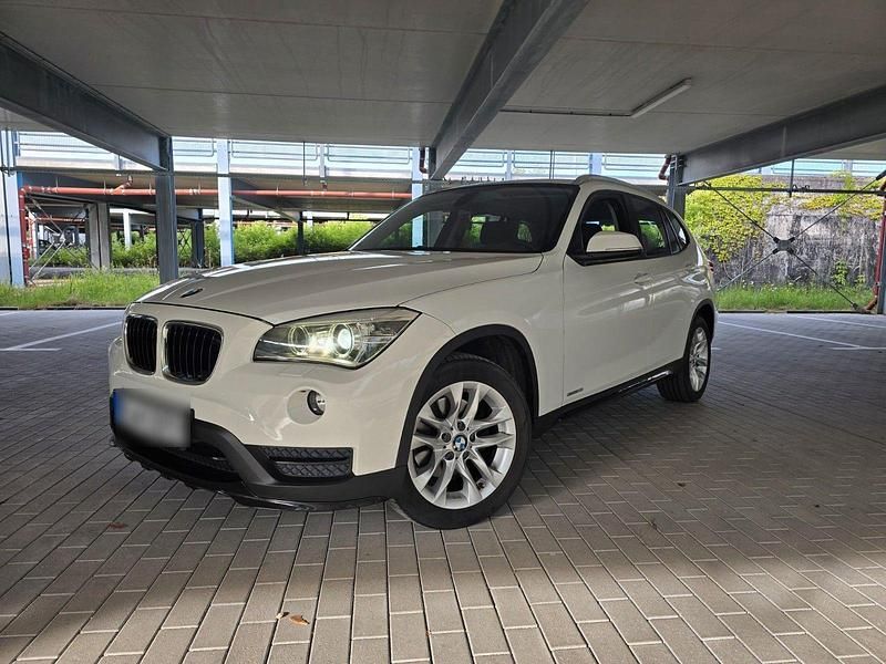Weiß Gebraucht 2014 BMW X1 Sport Line SUV | 9.499 € (Fairer Preis) - Bild 1/4