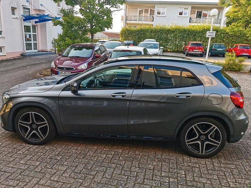 Grau Gebraucht 2020 Mercedes GLA180 AMG line SUV | 20.500 € (Fairer Preis) - Bild 1/4