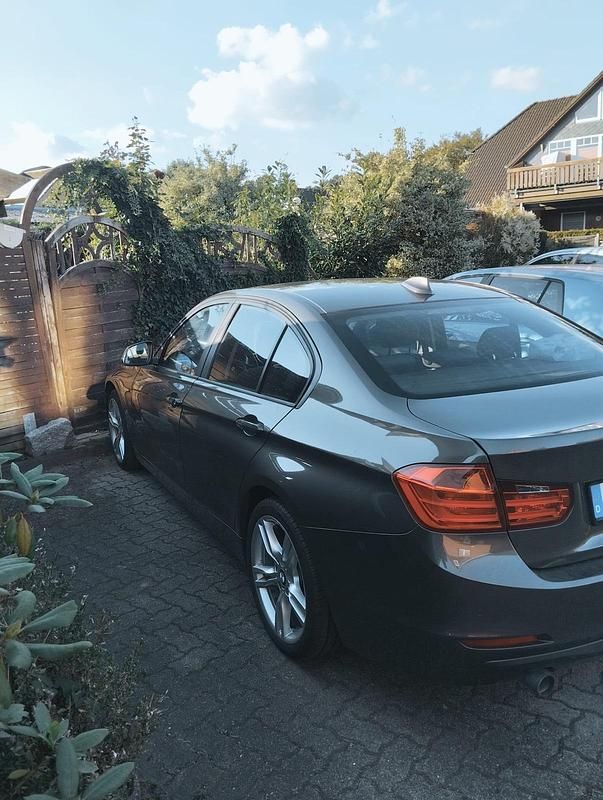 Gebraucht BMW 318 143 PS (105 kW) 2012 Braun Limousine