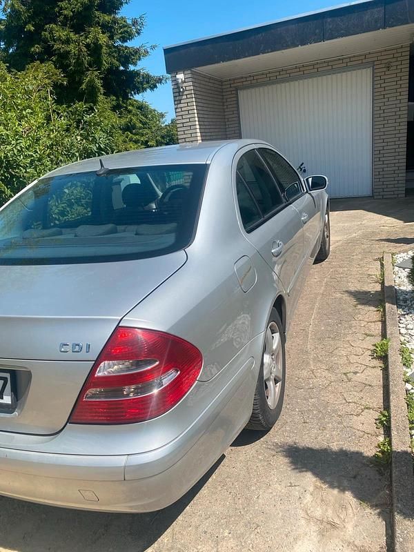 Silber Gebraucht 2005 Mercedes E220 Limousine | 2.950 € (Fairer Preis) - Bild 1/4