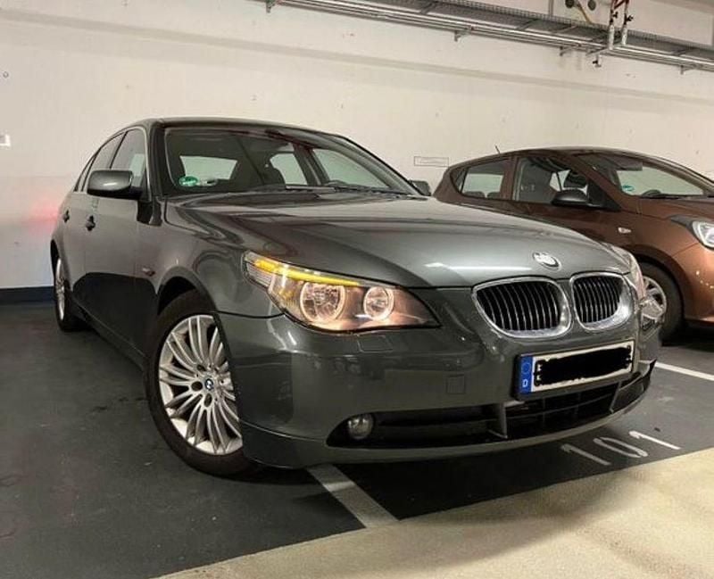 Grau Gebraucht 2005 BMW 523 Limousine | 1.900 € (Superpreis) - Bild 1/4