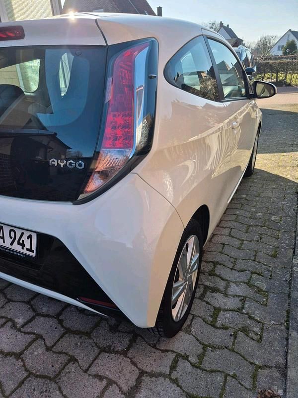 Gebraucht Toyota Aygo Play 69 PS (50 kW) 2014 Weiß Kleinwagen
