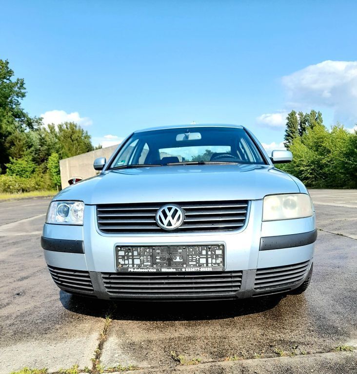 Blau Gebraucht 2002 VW Passat Comfortline Limousine | 1.000 € (Superpreis) - Bild 1/4