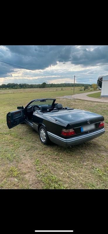 Gebraucht 1993 Mercedes E220 Cabrio | 16.499 € - Bild 1/4