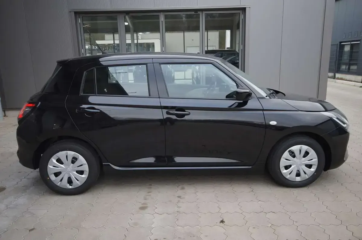 Gebraucht Suzuki Swift Club 83 PS (61 kW) 2026 Super black pearl Kleinwagen