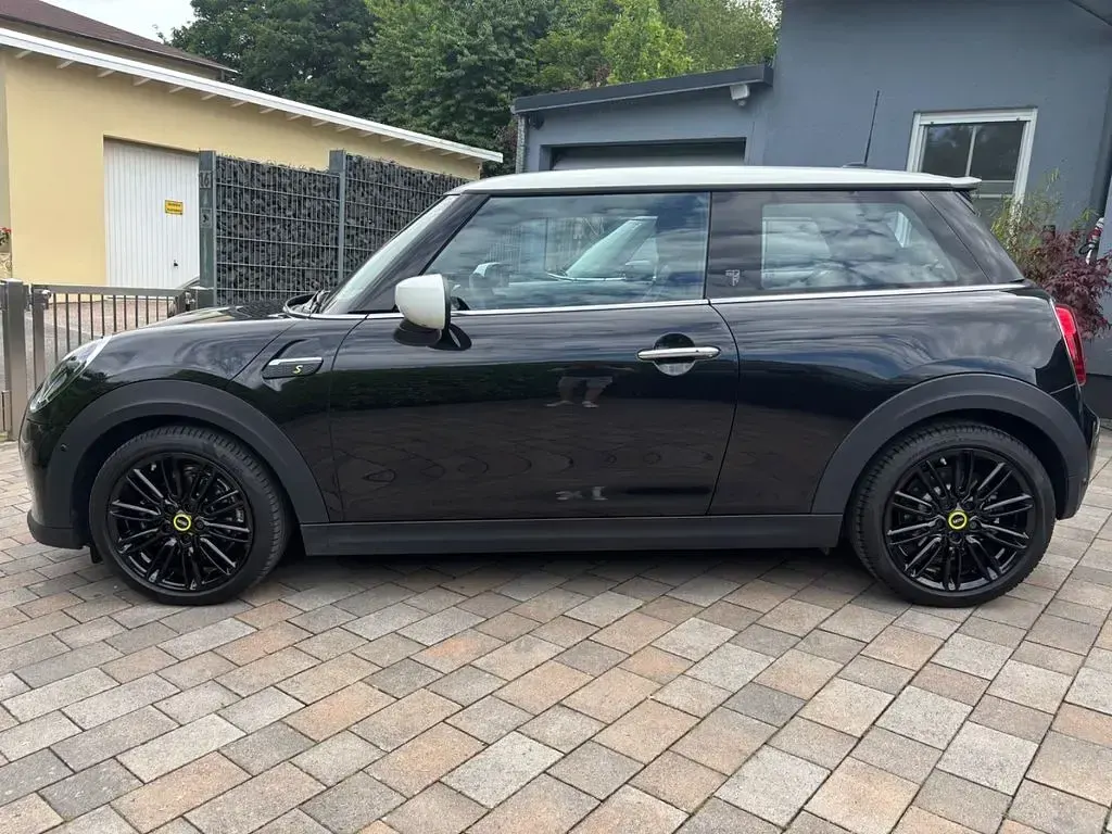 Gebraucht Mini Cooper SE 135 kW (184 PS) 2023 Midnight black metallic Kleinwagen