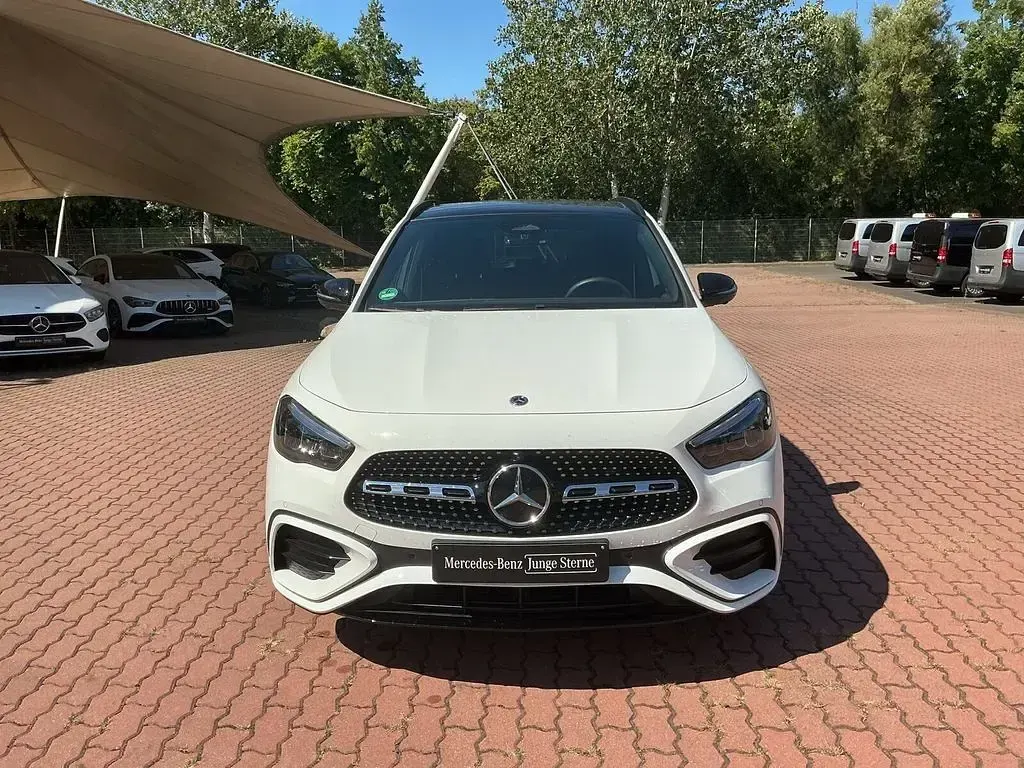 Gebraucht Mercedes GLA200 AMG line 163 PS (119 kW) 2026 Unilack polarweiß SUV