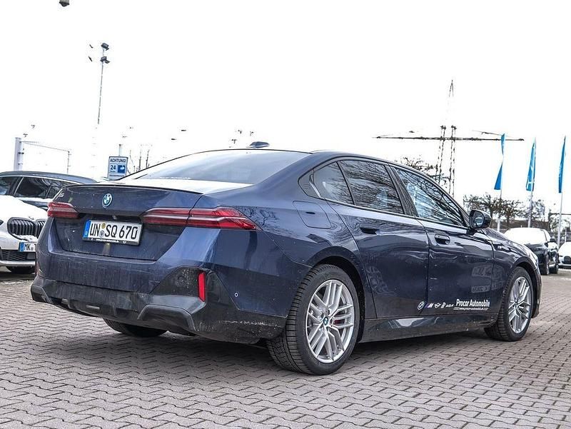 Gebraucht BMW i5 M Sport 250 kW (340 PS) 2024 Bmw individual tansanitblau c Limousine