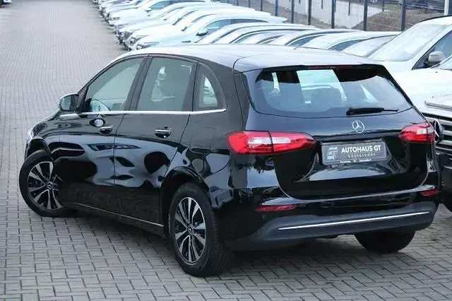 Gebraucht Mercedes B180 Style 116 PS (85 kW) 2022 Nachtschwarz Kleinwagen