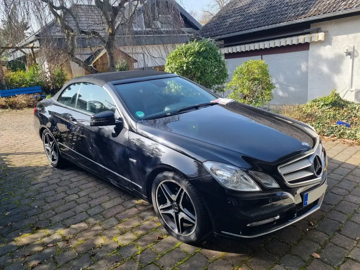 Second-hand Mercedes E200 184 CP (135 kW) 2011 Negru Cabrio