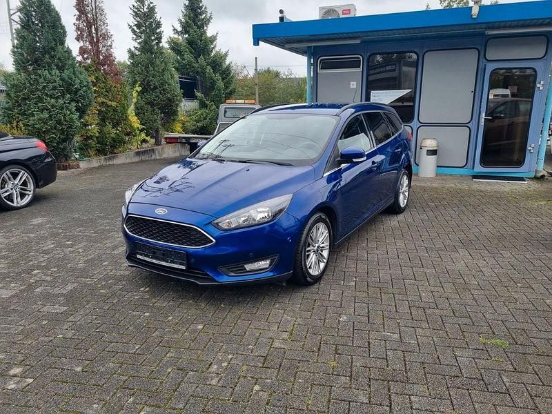 Blau Gebraucht 2018 Ford Focus Cool & Connect Limousine | 10.950 € (Fairer Preis) - Bild 1/4