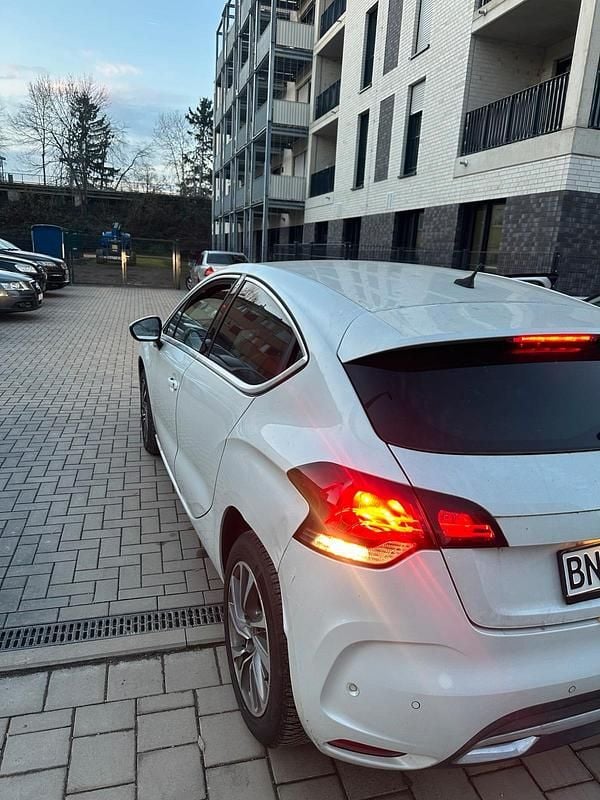 Weiß Gebraucht 2011 Citroën DS4 So Chic Kleinwagen | 8.250 € (Fairer Preis) - Bild 1/4