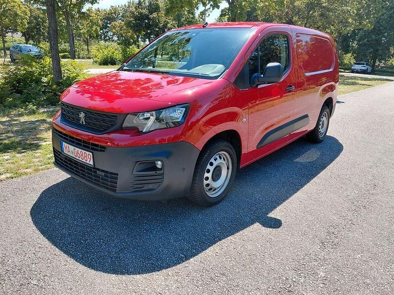 Rot Gebraucht 2021 Peugeot Partner Van / Kleinbus | 7.590 € (Etwas zu teuer) - Bild 1/4