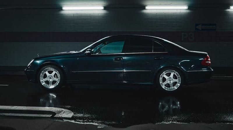 Schwarz Gebraucht 2003 Mercedes E320 Avantgarde Limousine | 6.500 € (Etwas zu teuer) - Bild 1/4