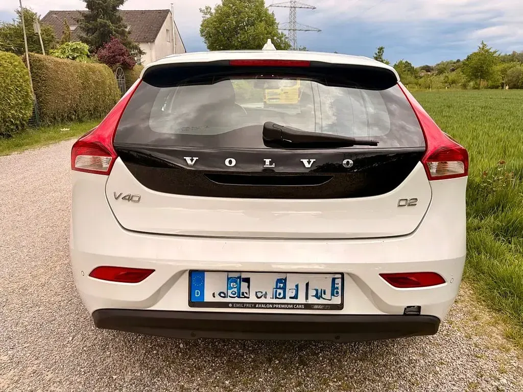 Gebraucht Volvo V40 120 PS (88 kW) 2017 Weiß Limousine