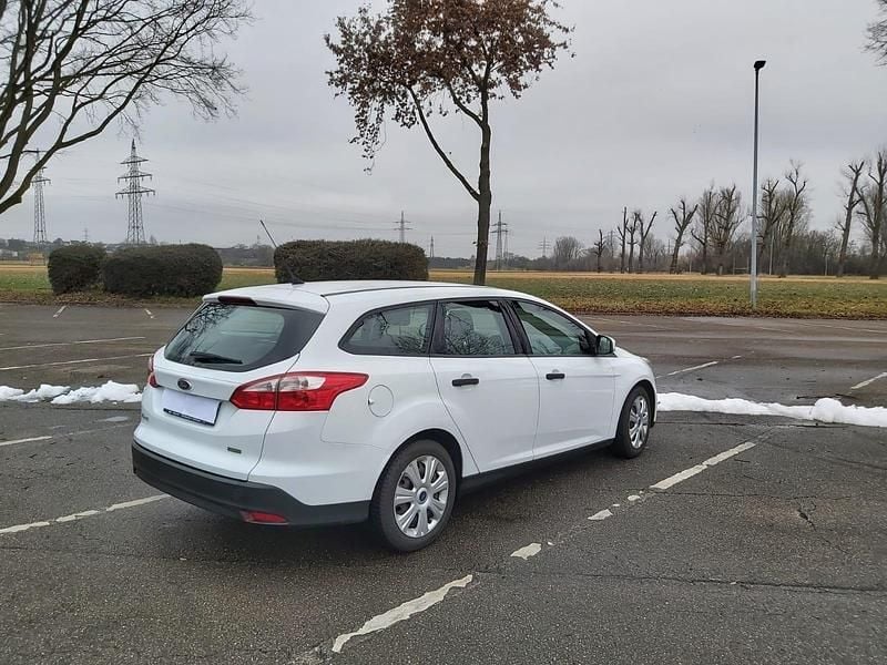 Gebraucht Ford Focus 101 PS (74 kW) 2013 Weiß Kombi