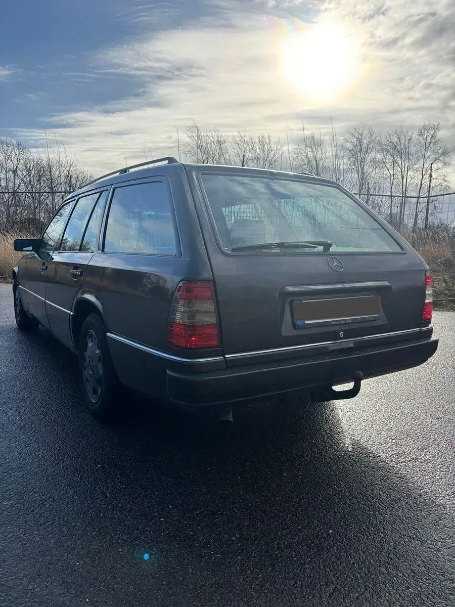 Gebraucht Mercedes E300 179 PS (131 kW) 1991 Grau Kombi