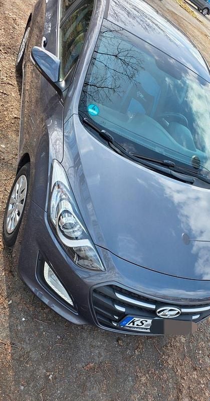 Gebraucht Hyundai i30 101 PS (74 kW) 2015 Grau Kleinwagen
