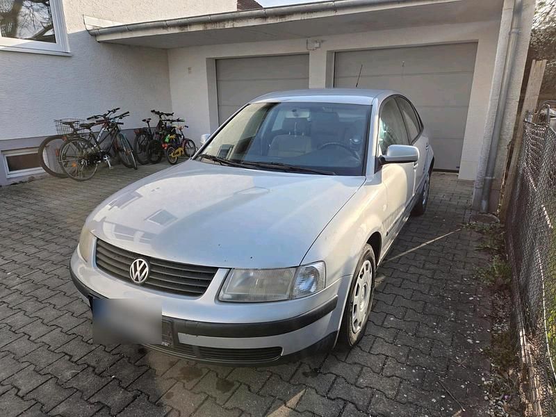 Second-hand VW Passat 110 CP (80 kW) 2000 Argintiu Berlinǎ