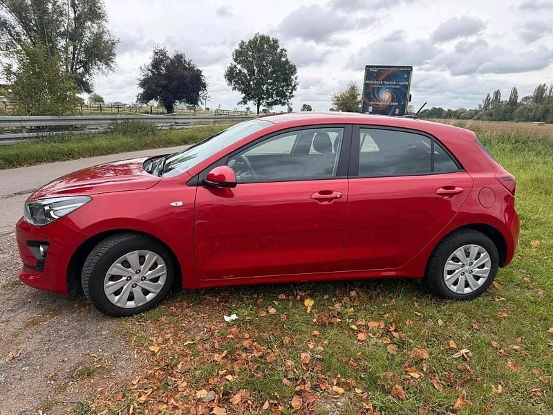 Rot Gebraucht 2023 Kia Rio Limousine | 13.100 € (Fairer Preis) - Bild 1/4