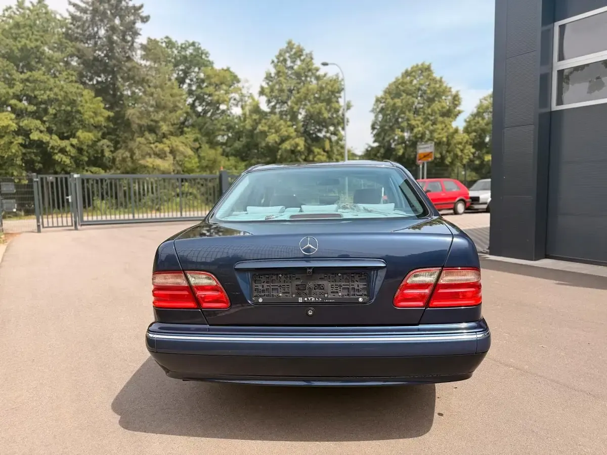 Gebraucht Mercedes E200 Elegance 136 PS (100 kW) 2000 Blau Limousine
