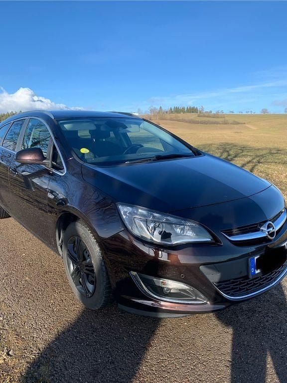 Gebraucht Opel Astra Edition 165 PS (121 kW) 2014 Braun Kombi