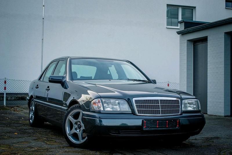 Andere farben Gebraucht 1993 Mercedes C180 Classic Limousine | 2.700 € - Bild 1/4