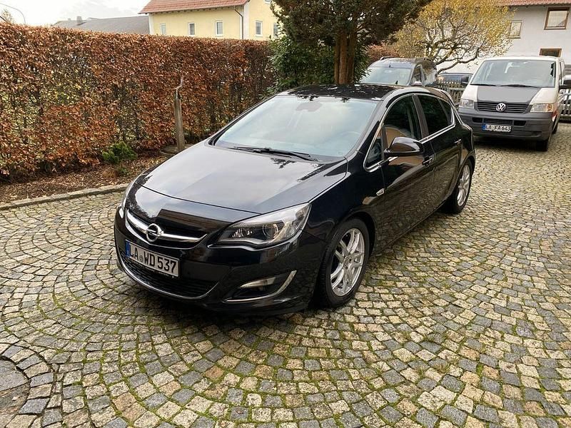 Gebraucht Opel Astra Edition 140 PS (102 kW) 2014 Schwarz Limousine