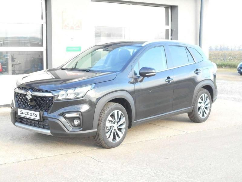 Cosmic black pearl Neu 2025 Suzuki SX4 Comfort+ SUV | 33.990 € (Teuer) - Bild 1/4