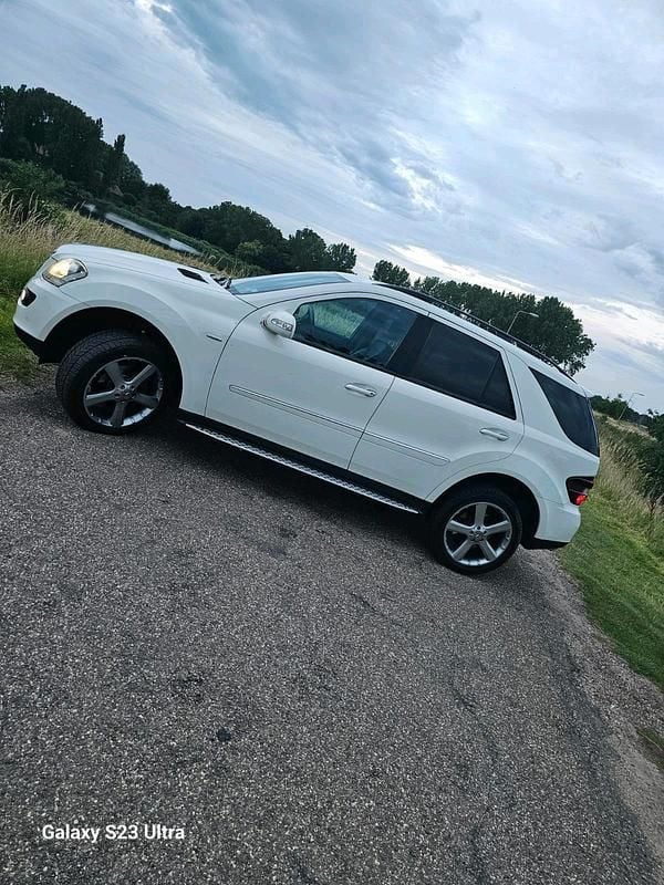Weiß Gebraucht 2008 Mercedes ML320 Edition SUV | 10.499 € (Etwas zu teuer) - Bild 1/4