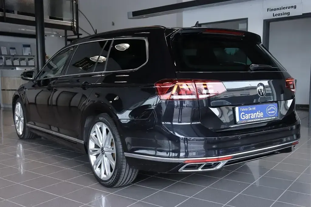 Usata VW Passat R-line 200 CV (147 kW) 2023 Nero Station wagon