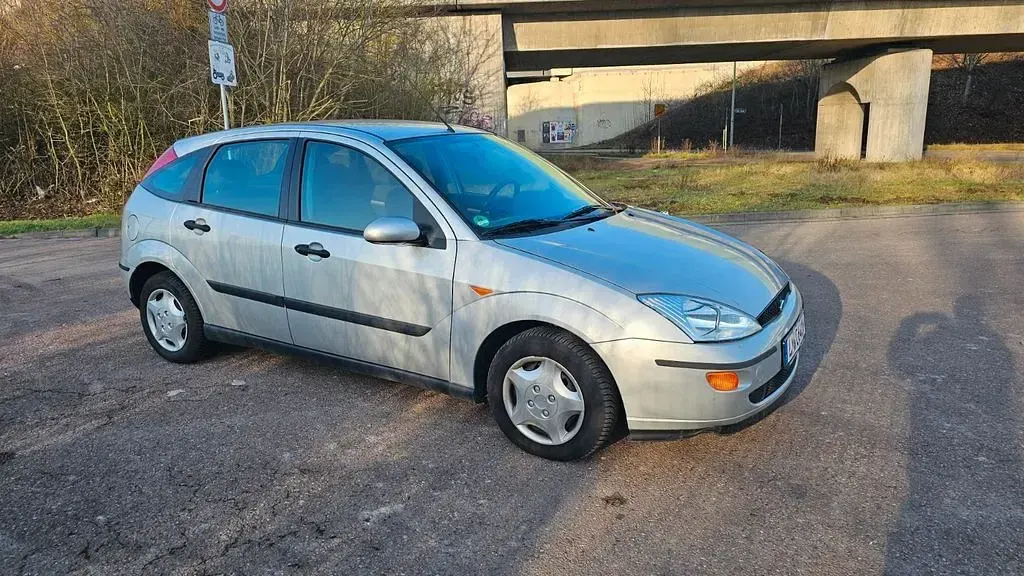 Używany Ford Focus 116 KM (85 kW) 2000 Srebrny Sedan/Limuzyna
