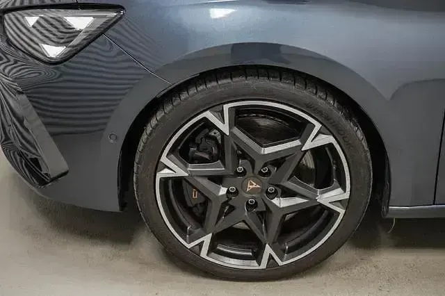 Second-hand Cupra Leon VZ 333 CP (244 kW) 2025 Gri